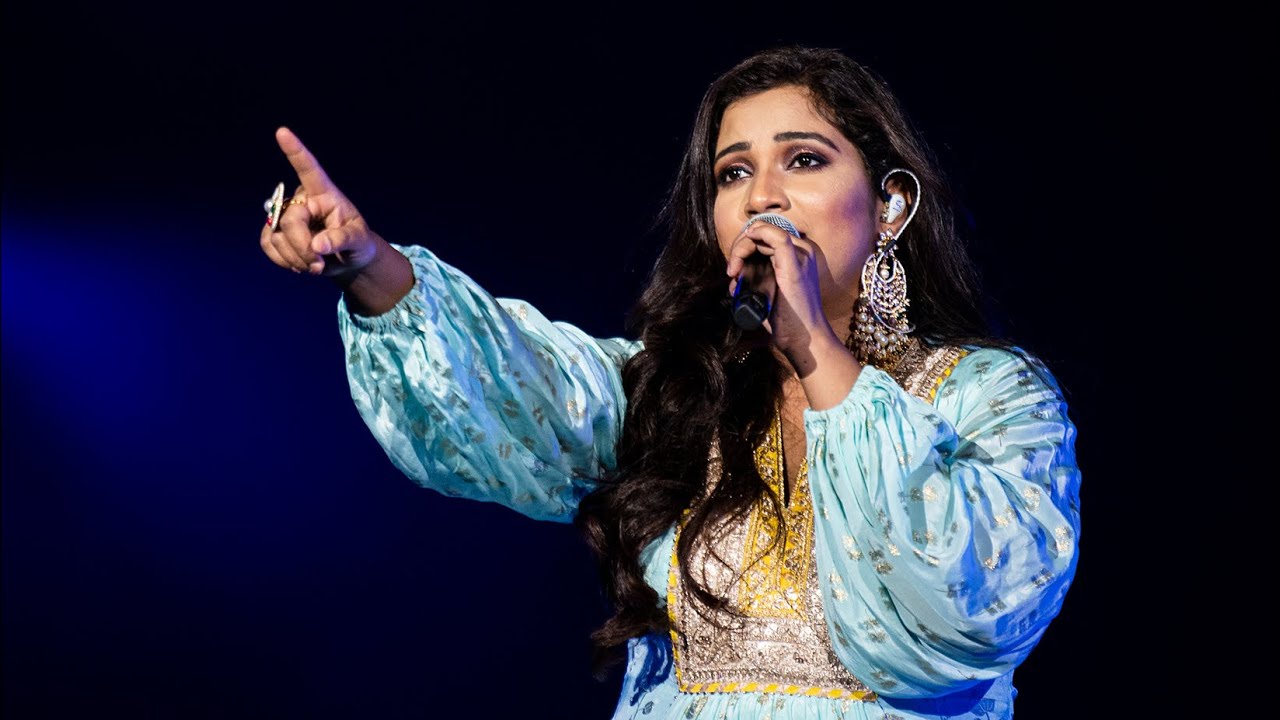Shreya Ghoshal performing live on stage